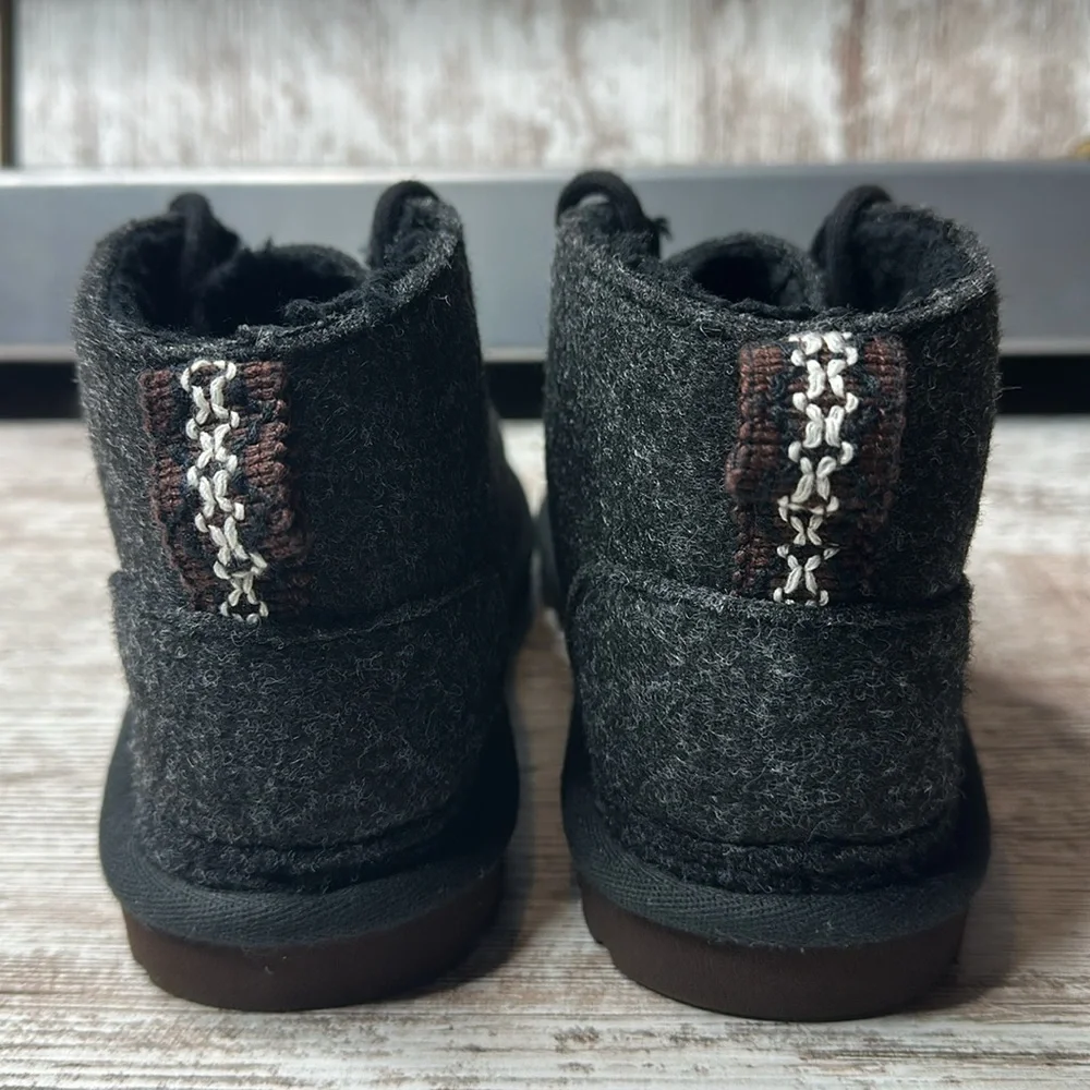 UGG Refelt Neumel Ankle Boots Women’s Size 6 Charcoal Gray Wool Lace Up